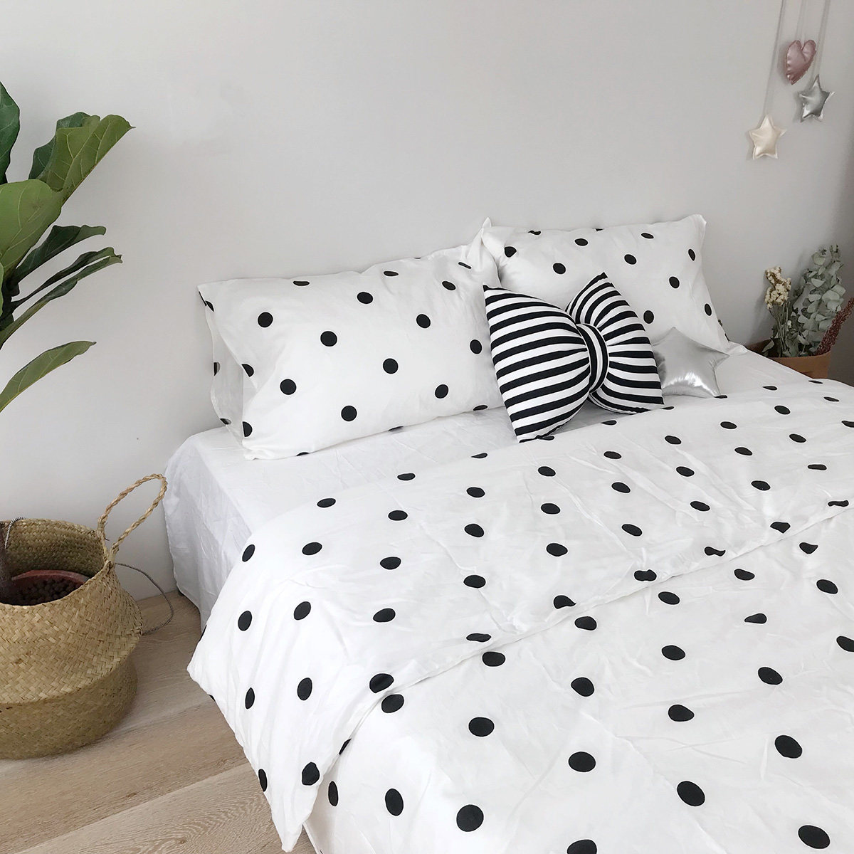 Ins refreshing suitable for summer cream white black and white big wave dot cotton bedding quilt cover sheet 4-piece set