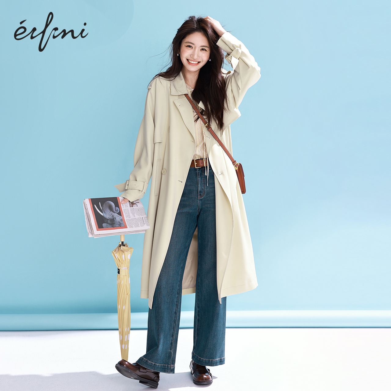 Evelyの人気のヘップバーン風の気質のグレーのロングトレンチコート。レディース用の新しいスタイルのカジュアルな通勤用万能コート。