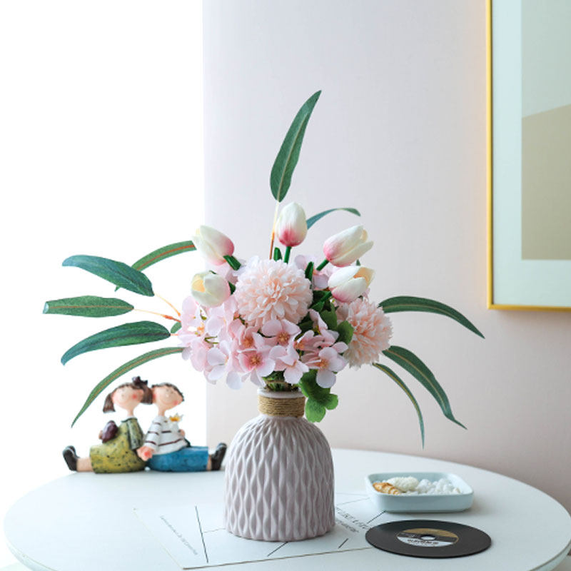 Pink cure is a small fresh simulation flower Japanese tulip fake flower table Flower bouquet home decoration