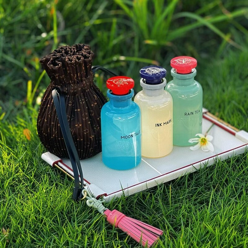 Lv New Fragrance Ink Mark Ink Rhyme Like Poetry Moon Tale Qionglun Rain Tea Tea Waterfall Perfume Sample