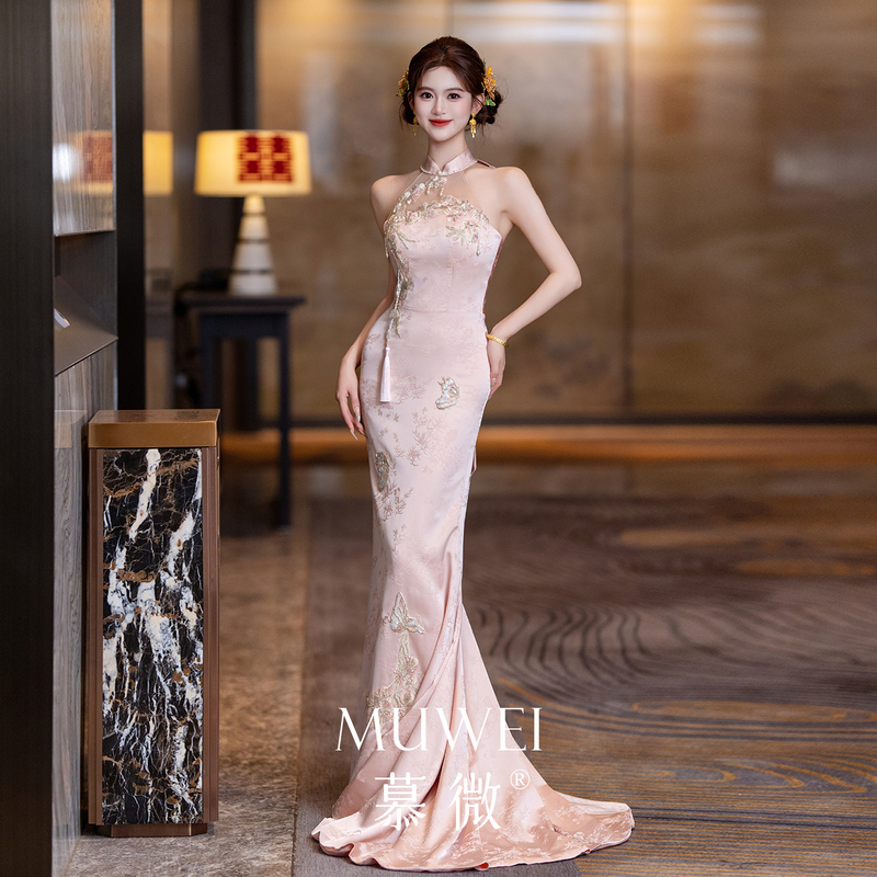 New Chinese-Style Fishtail Engagement Dress for Women, Pink Toast Dress, Bridal Morning Gown, Heavily Embellished Modified Cheongsam with Train and Halter Neck New Chinese-Style Fishtail Engagement Dress for Women, Pink Toast Dress, Bridal Morning Gown, Heavily Embellished Modified Cheongsam with Train and Halter Neck