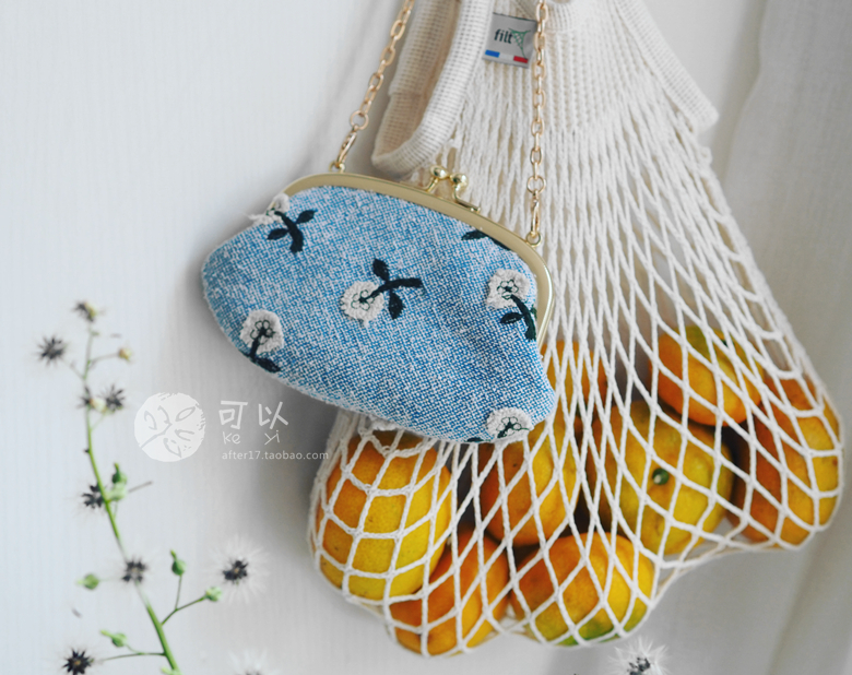 (small island hands) (skip) (skip) minaperhonen all Kawamaki small flower lipstick gold bag carb bag