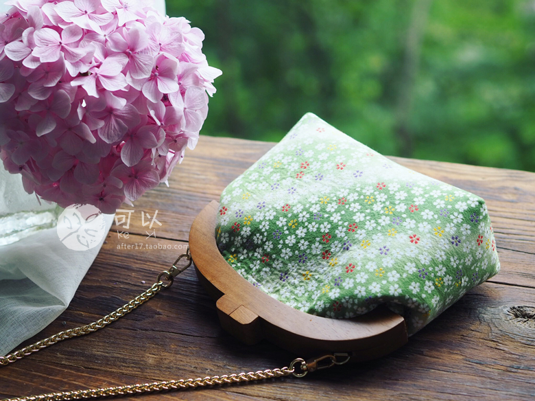 (small island hand made) (you wind like the wind of spring) imported cherry cotton cotton fabric wood mouth gold bag