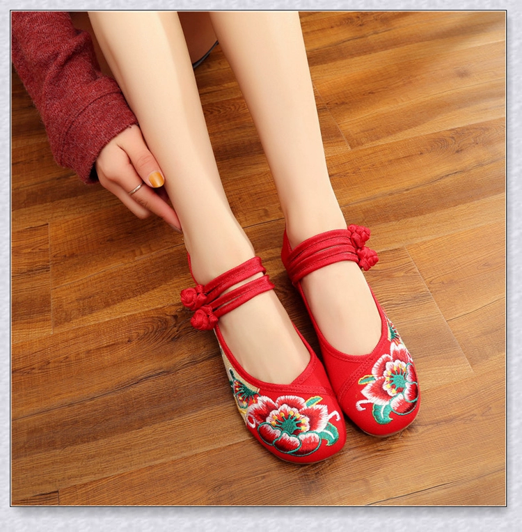 Giày đế thấp của phụ nữ