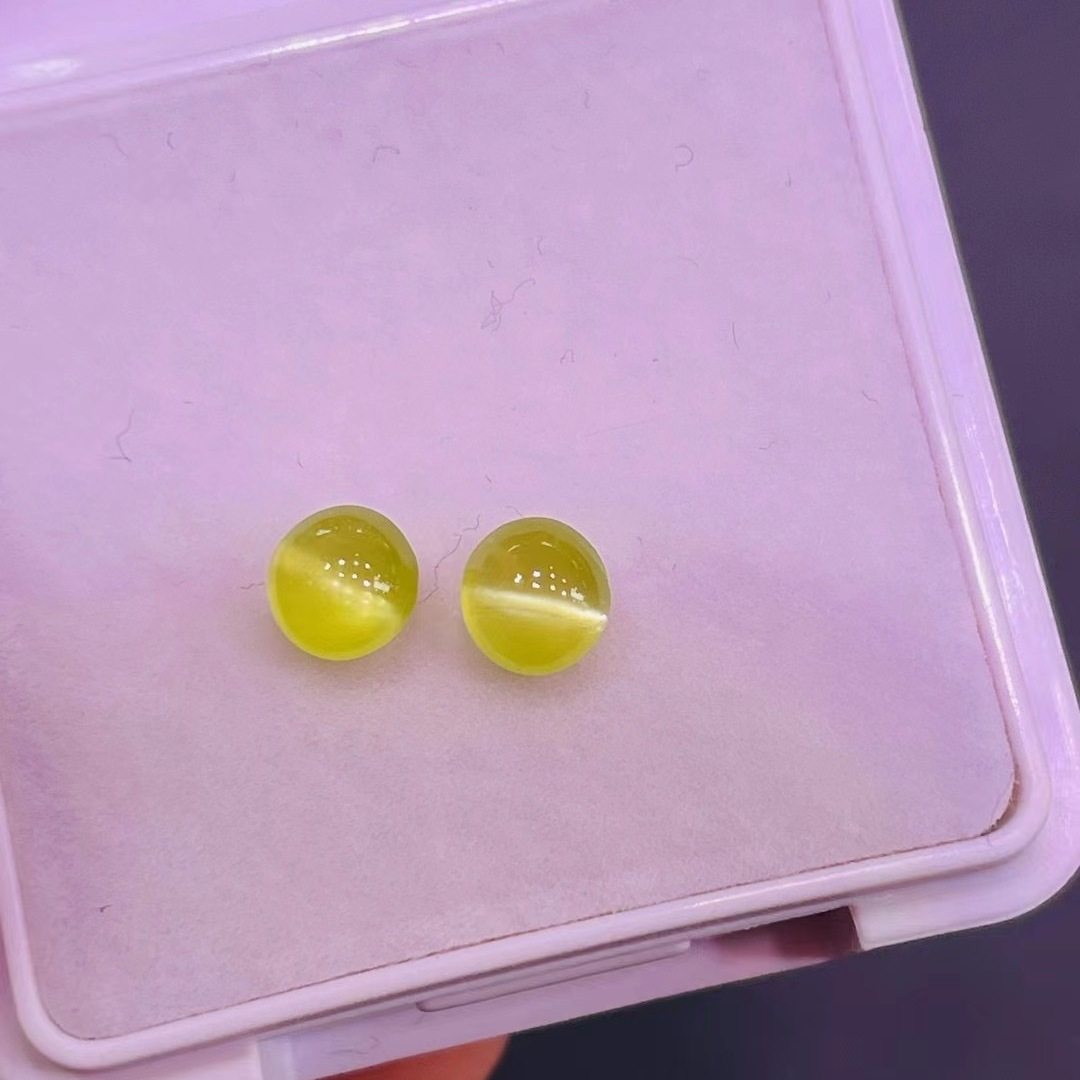 高品質でお手頃価格の、スリランカ産天然クリソベリル（1.78カラット）のキャッツアイイヤリング。肉眼では透明に見え、シャープなアイライナー効果があります。