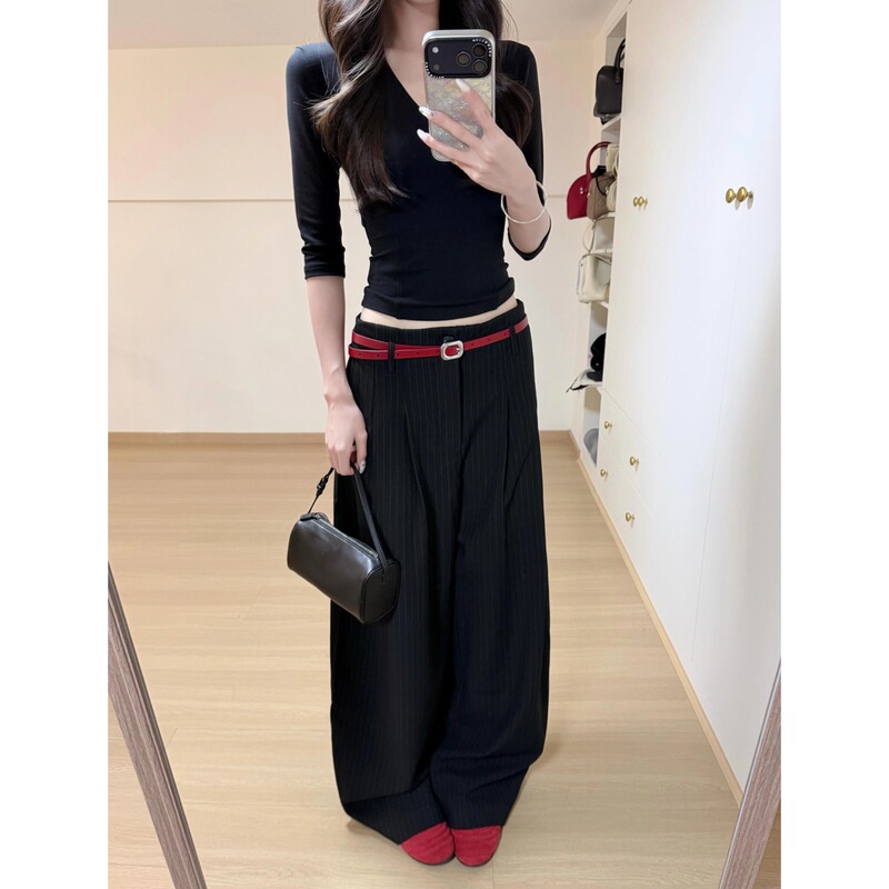 Old Money Style Black V-Neck T-Shirt Top with Vertical Stripes and Wide-Leg Pants for Women, High-Waisted Loose Two-Piece Set for Early Autumn Old Money Style Black V-Neck T-Shirt Top with Vertical Stripes and Wide-Leg Pants for Women, High-Waisted Loose Two-Piece Set for Early Autumn