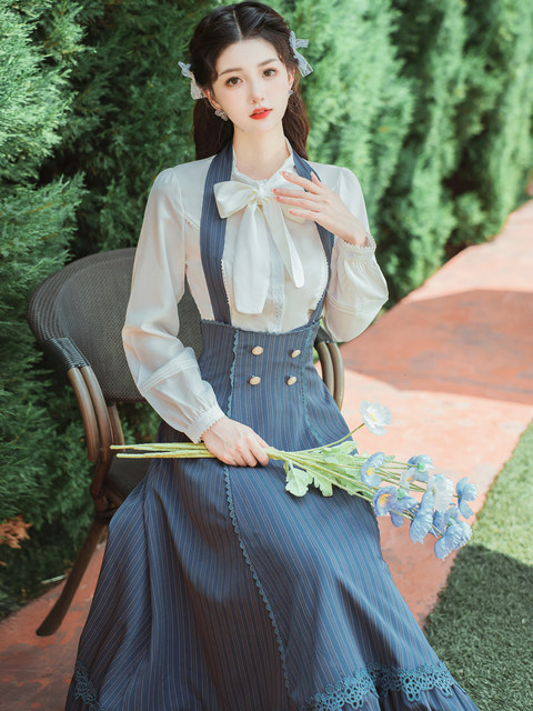 Design sense of the Republic of China hanging neck skirt and bow shirt two-piece set waist waist milk sweet literary suit skirt chic