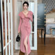 불규칙한 연령 감소 러플과 기질의 슬림 롱 스커트가 돋보이는 여성용 핑크 브이넥 원 숄더 슬릿 니트 드레스