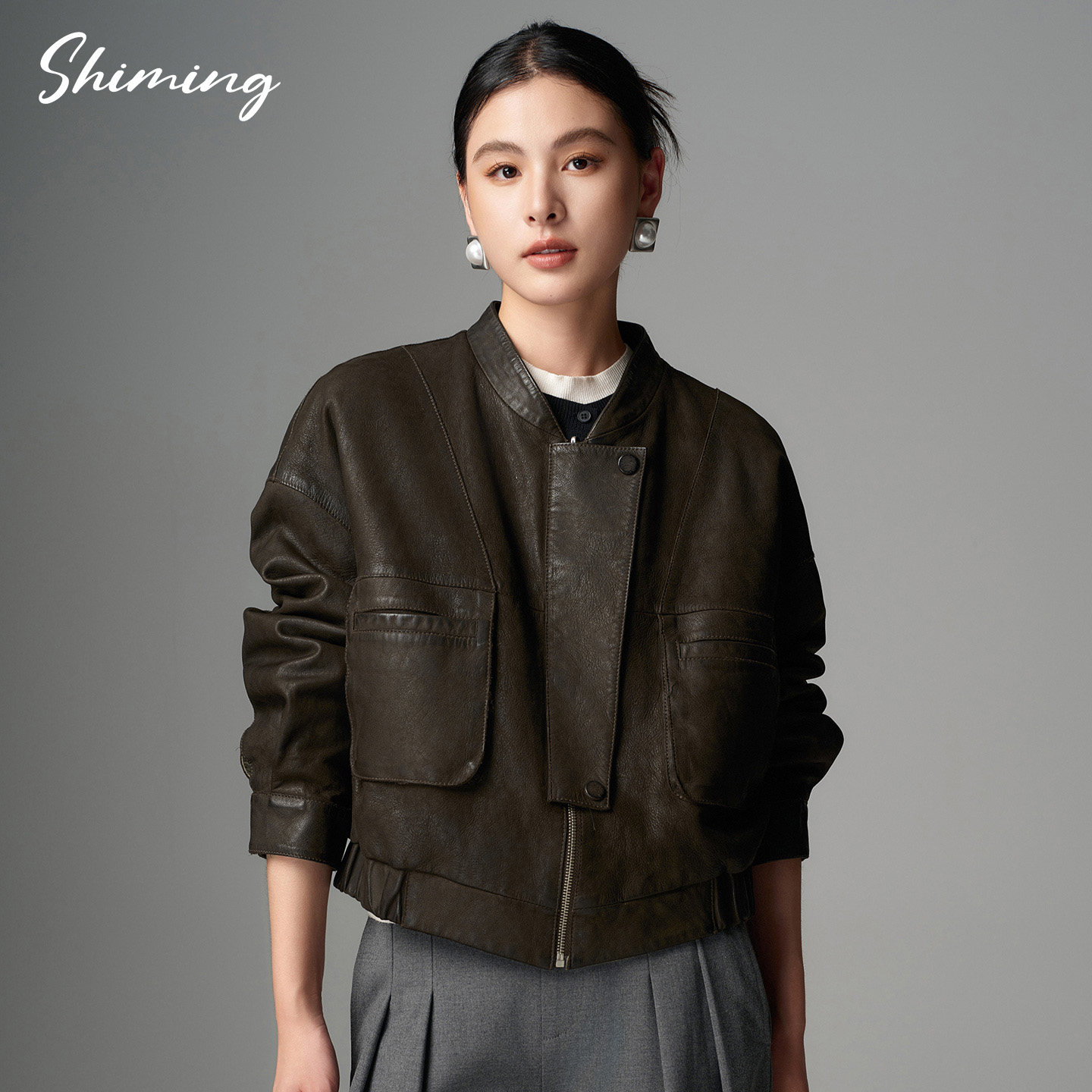 新作の秋冬向け高級ウォッシュドスエードゴートスキンショート本革ジャケット（レディース）、リバーシブル仕様でレトロスタイル。