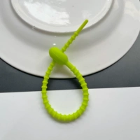 Один зеленый плод (общая длина около 215 мм)