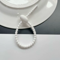 Один белый кусок (общая длина около 215 мм)