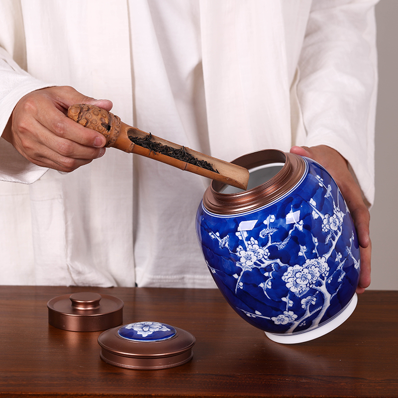 Vintage checking ceramic blue and white porcelain tea pot seal pot Chinese medicine storage tank receives a catty scattered tea packaging