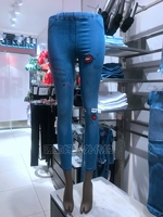 Значок красной губы 0768