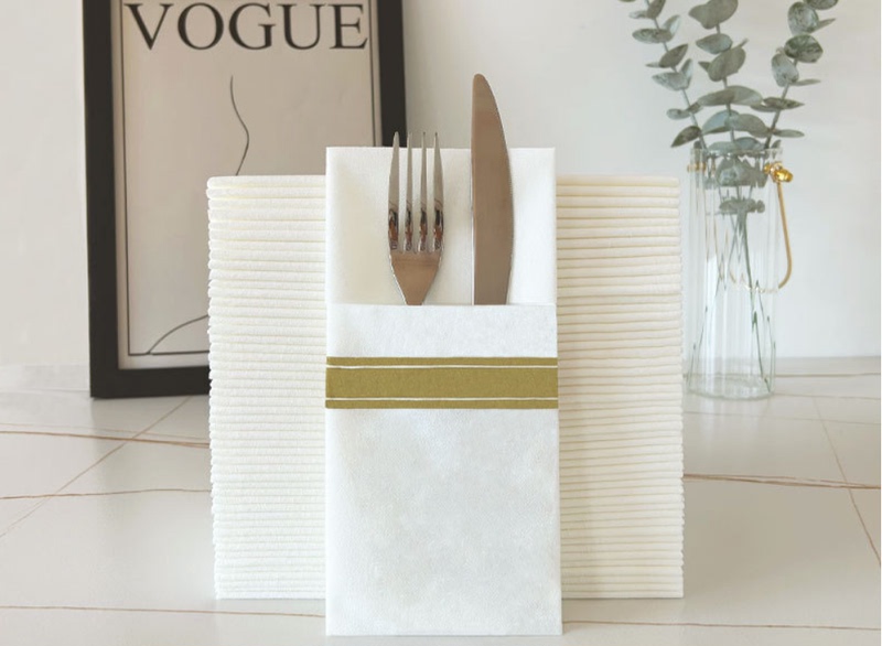 Disposable Gold Striped Cutlery Set with Dust-Free Napkins for Hotel, Western Restaurant, Wedding Banquet, Placemats and Tableware