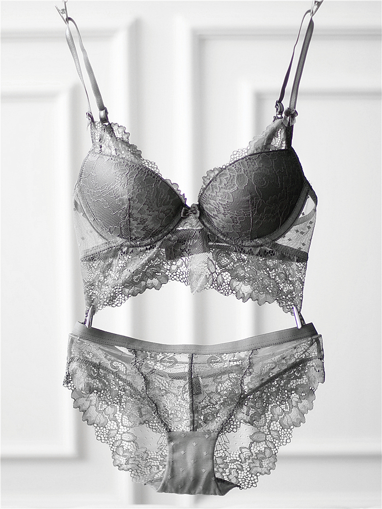 European and American girls bra thickened gathered sexy lace closed pair of breasts wide flank underwear set Autumn and Winter retro new