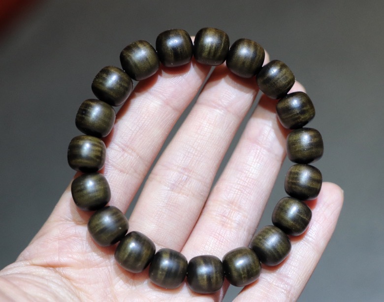 Indian old mountain wood demolition house old raw bead string 1 0 * 11 old bead wave wave is gloomy