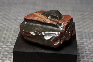 Бутик старый пи, красный синий нефрит #55 Alxa Gobi Stone Color Jade Color Stone Старый кожаный камень, чтобы играть на камне
