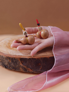 Old Peach Wood Gourd Keychain Pendant, Exquisite Creative Gift for Men and Women, Wooden Small Gourd for Attracting Weal
