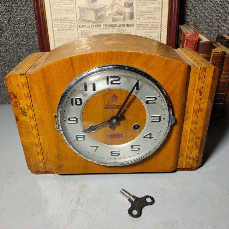 Classic nostalgic old objects Cultural Revolution three five gold plum brand mechanical grandfather clock clock clockwork folk ornaments are easy to use