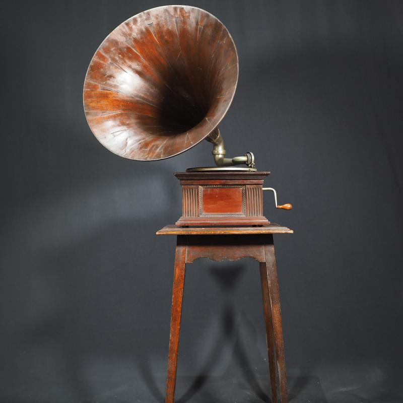 Western antique wooden large trumpeter hand-left sound machine black adhesive record machine Redwood pedestal collection with excellent sound quality