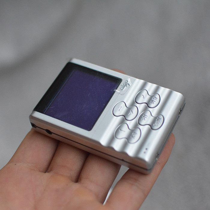 The Old mp3 of the Patriots listens to the music player