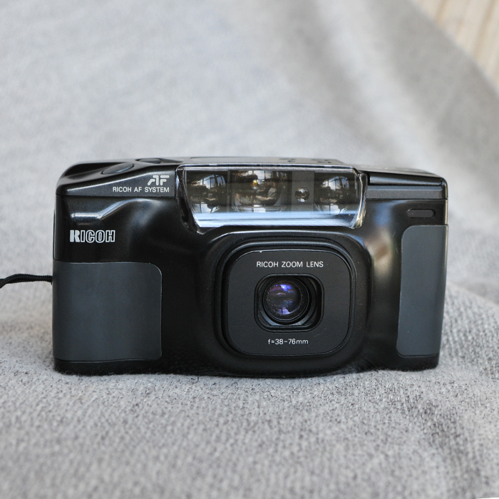 The Ricoh af rz750date fully automatic rubber roll camera old camera can zoom portrait scenery
