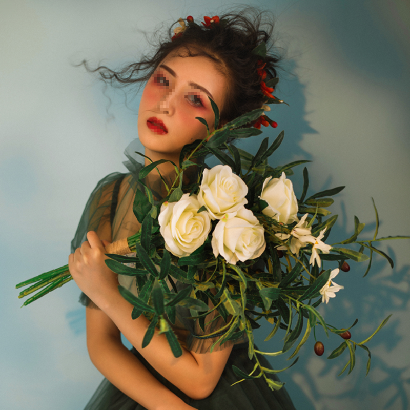 The new simulation olive fruit forest is holding flowers wedding photography photography props bride big bunch travel photography white rose bouquet