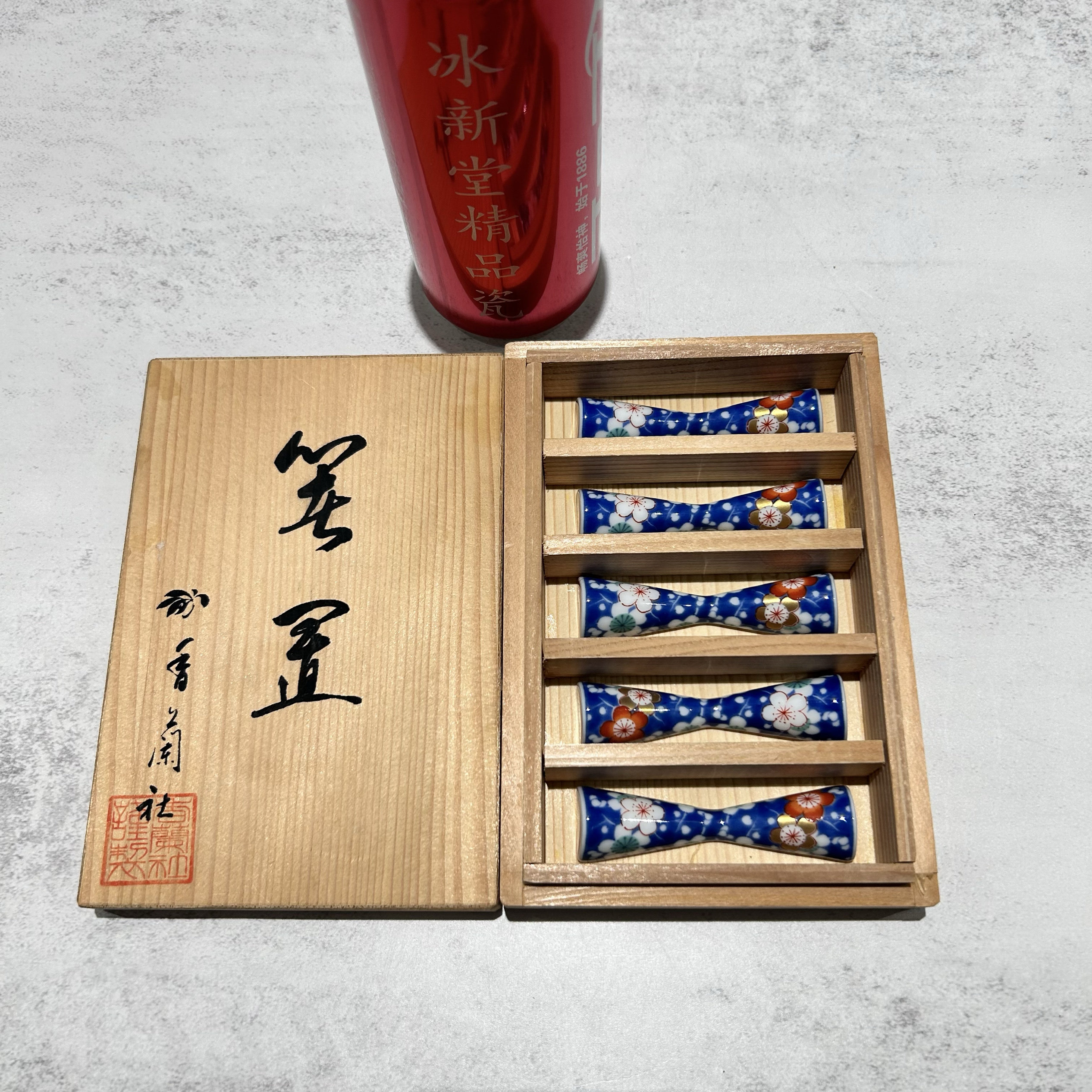 чашка 日本香兰社经典高端稀有青花赤绘描金梅花筷托筷置 长度7cm