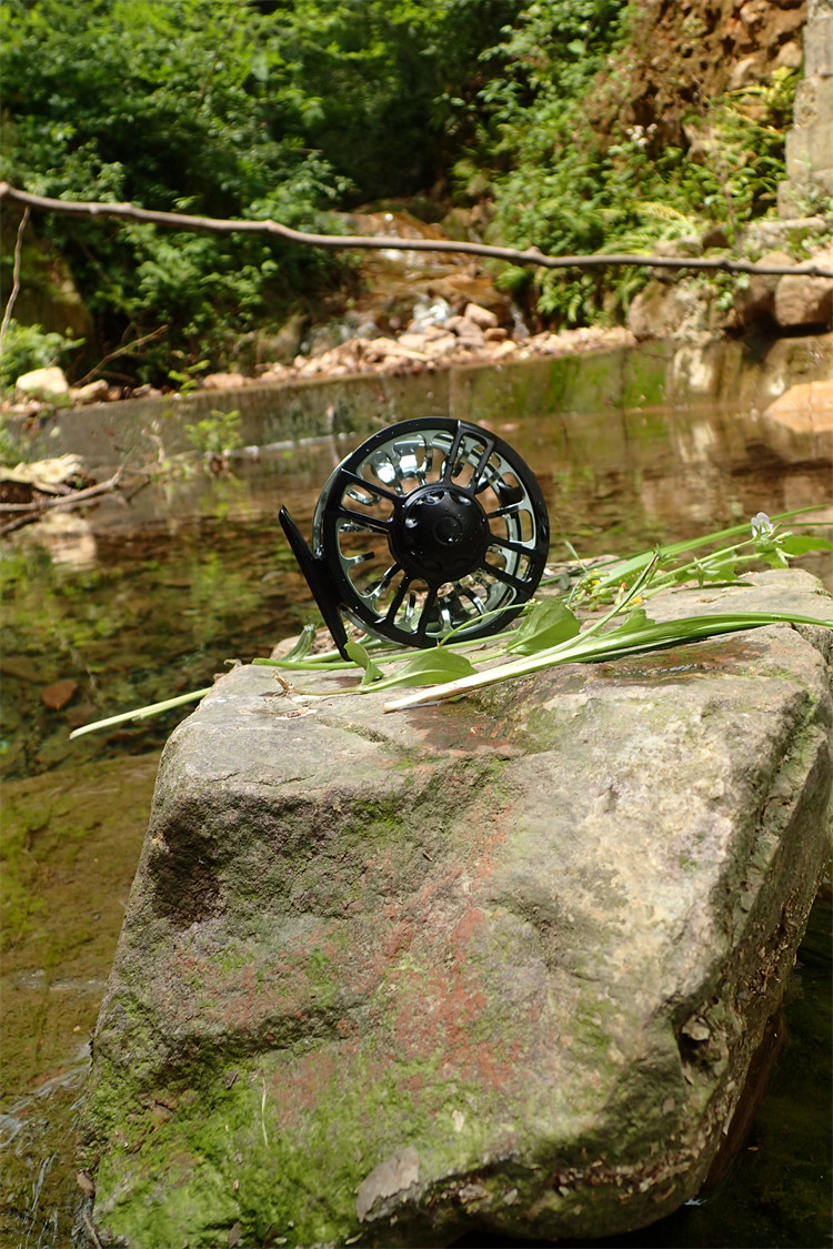 Four Leaves Lucky Cross Fly Fishing Wheel 83mm 127g suitable for loading 3-5 black silver classic matching color 
