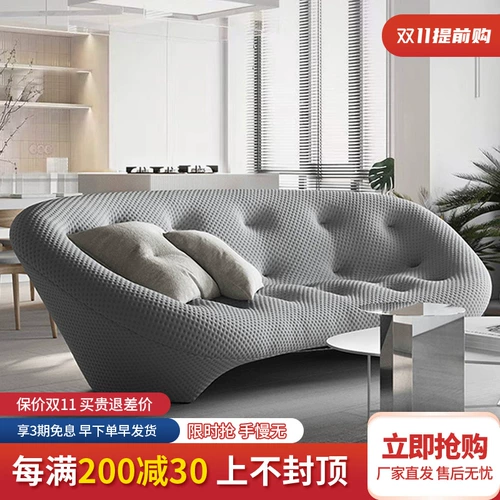 Небольшая квартира гостиная домохозяйство с тремя личностями