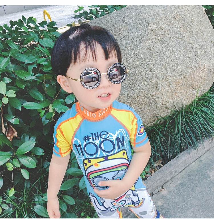 Hàn Quốc INS trẻ em đồ bơi bé trai Xiêm đẹp trai dễ thương bé chống nắng em bé áo tắm lướt sóng phù hợp với thủy triều quần áo trẻ em