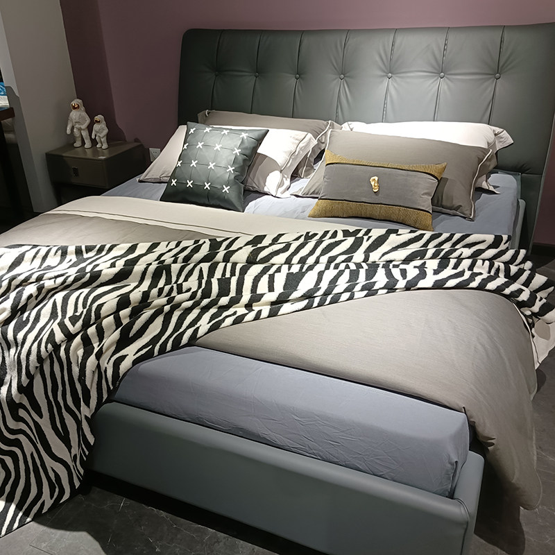 The exhibition hall displays simple multi-piece set model room bedding soft assembly design black and white gray bedding design