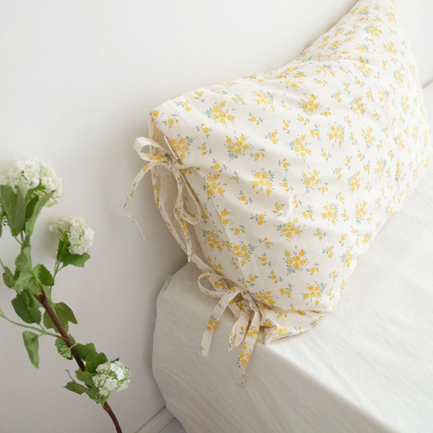Fresh and clean English flower white background yellow small flower single pillowcase 74*48 can be customized size Japanese blogger