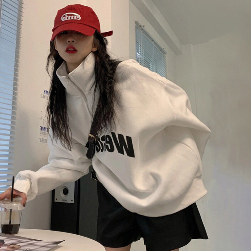 女性用オーバーサイズホワイトジップアップタートルネックスウェットシャツ、2026年秋冬新作スタイル、リラックス感と洗練されたフリース裏地付きコート。