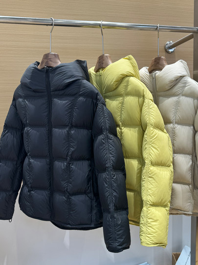 2025 Winter New Style Hooded down Jacket for Women, Short Fashionable 90% White Duck Down, Loose Puffer Thickened Bread Coat