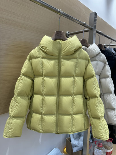 2025 Winter New Style Hooded down Jacket for Women, Short Fashionable 90% White Duck Down, Loose Puffer Thickened Bread Coat