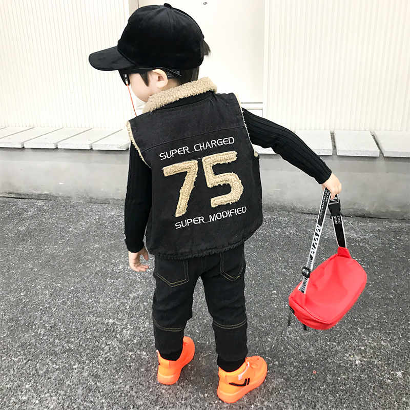 Boys vest jacket 2022 winter new children's Korean version plus velvet thick lamb wool western style denim clothes tide clothes