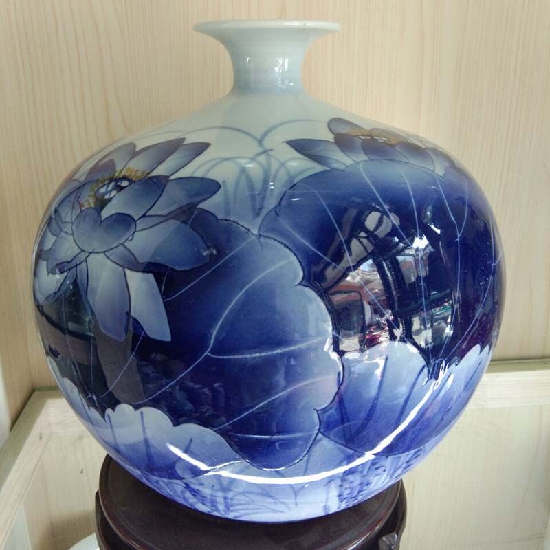 Jingdezhen porcelain hand - made lotus flower vase fashionable sitting room elegant crafts ceramics display cabinet