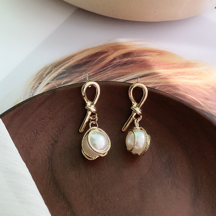 South Korea East Gate Pearl Earrings Pendant Personality Lukewarm Wind Net Red Earrings Woman Design Sense Knotty Ear Pin Temperament Super Fairy