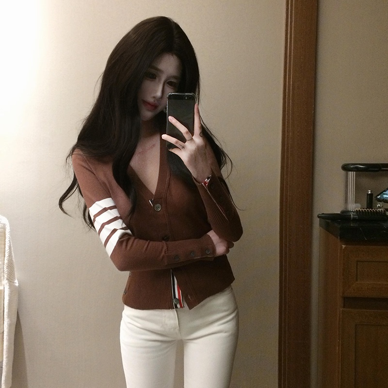 Korean-Style Brown V-Neck Knitted Cardigan Sweater for Women, Early Autumn New College Style Versatile Slim-Fit Long-Sleeve Top Korean-Style Brown V-Neck Knitted Cardigan Sweater for Women, Early Autumn New College Style Versatile Slim-Fit Long-Sleeve Top