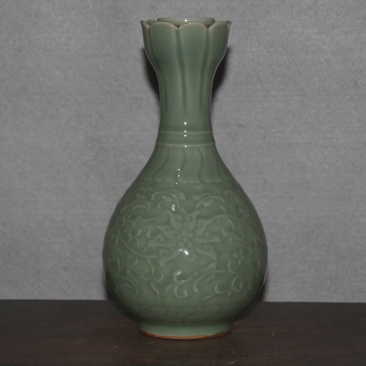 Jingdezhen bean green glaze hand-carved flower lotus mouth edge garlic bottle pure color kiln change needle eye blue flower bottom model