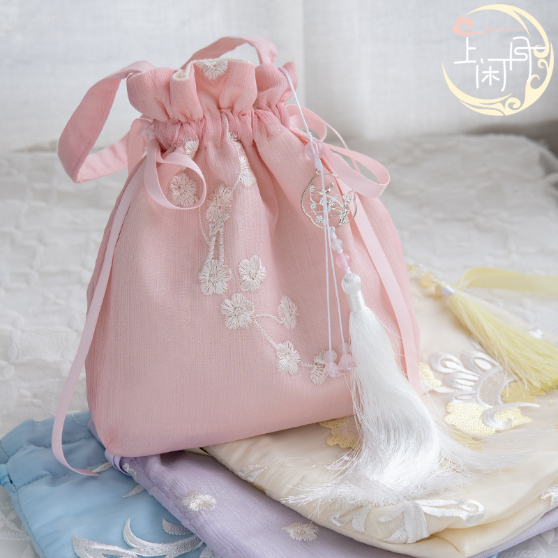 On the leisure month, the national style, the ancient style, the embroidery, the flower, the Hanfu, the bag, the oblique cross-beam bag, the drawstring, the Han element, the fresh fairy, the summer