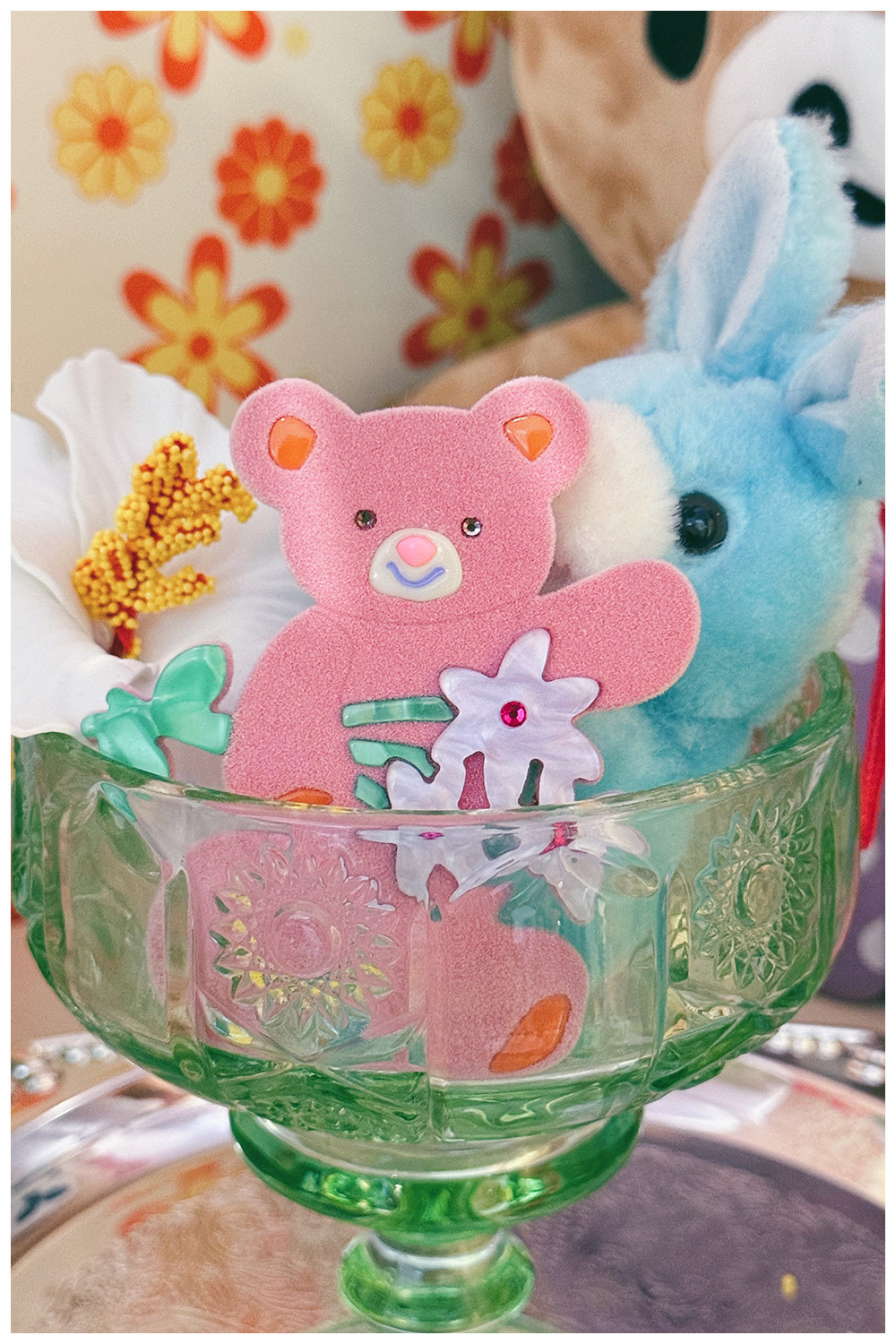 バイカラーのクマが花束を抱えるフロッキー加工とアクリルのヘア