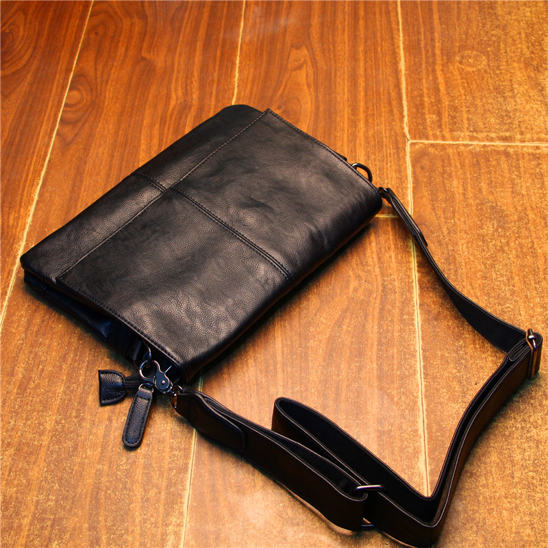 Letter Enveloping Male Korean version Sloping Shoulders Bag Fashion Locomotive Small Satchel Student Boomer Bag Business Single Shoulder Bag Ipad Hand Grab Bag