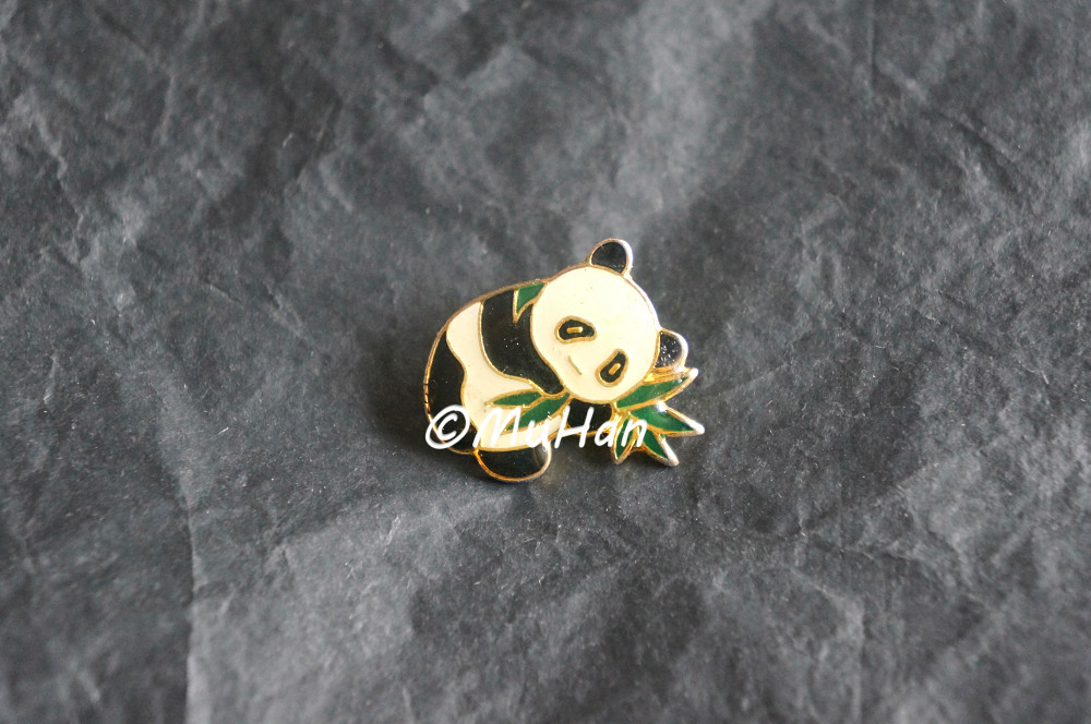 Giant Panda Insignia National Treasure Giant Panda Holds Bamboo Memorial Badge (Oxidized Rust Mark