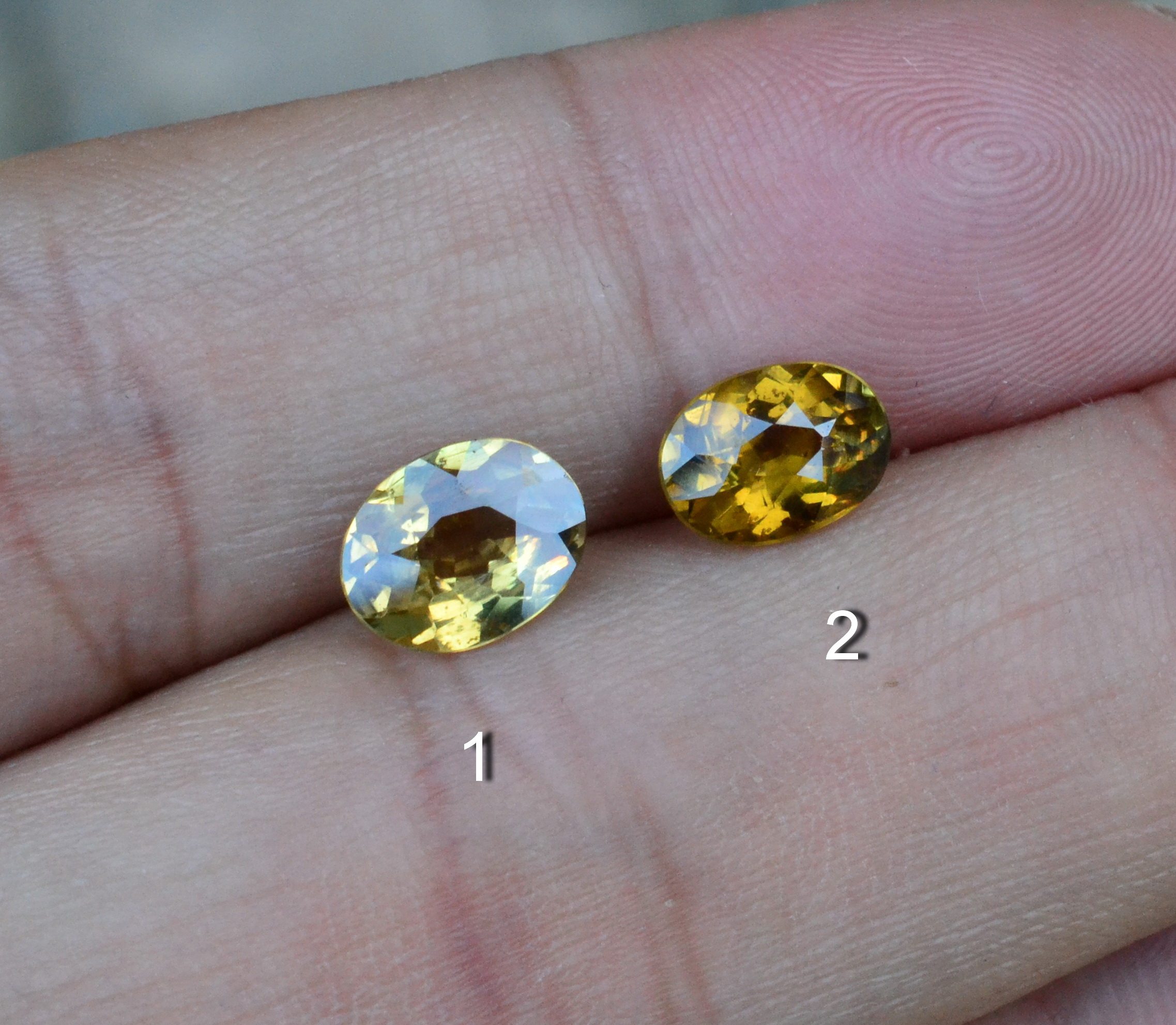 Natural gold green gem oval ring surface 1 4 carat naked eye flashing certificate