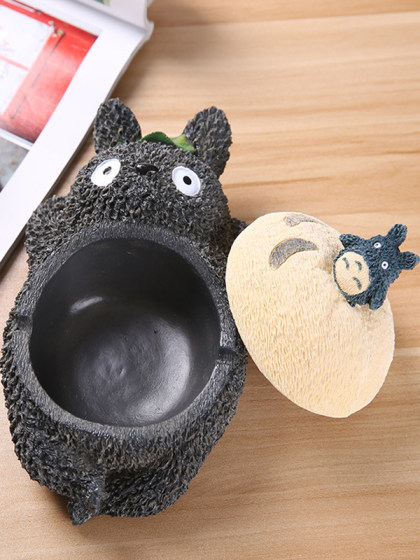 Creative and Trendy Ashtray for Home Use in the Living Room with Lid to Prevent Ash from Flying, Cute Cartoon Anime Resin Ornament