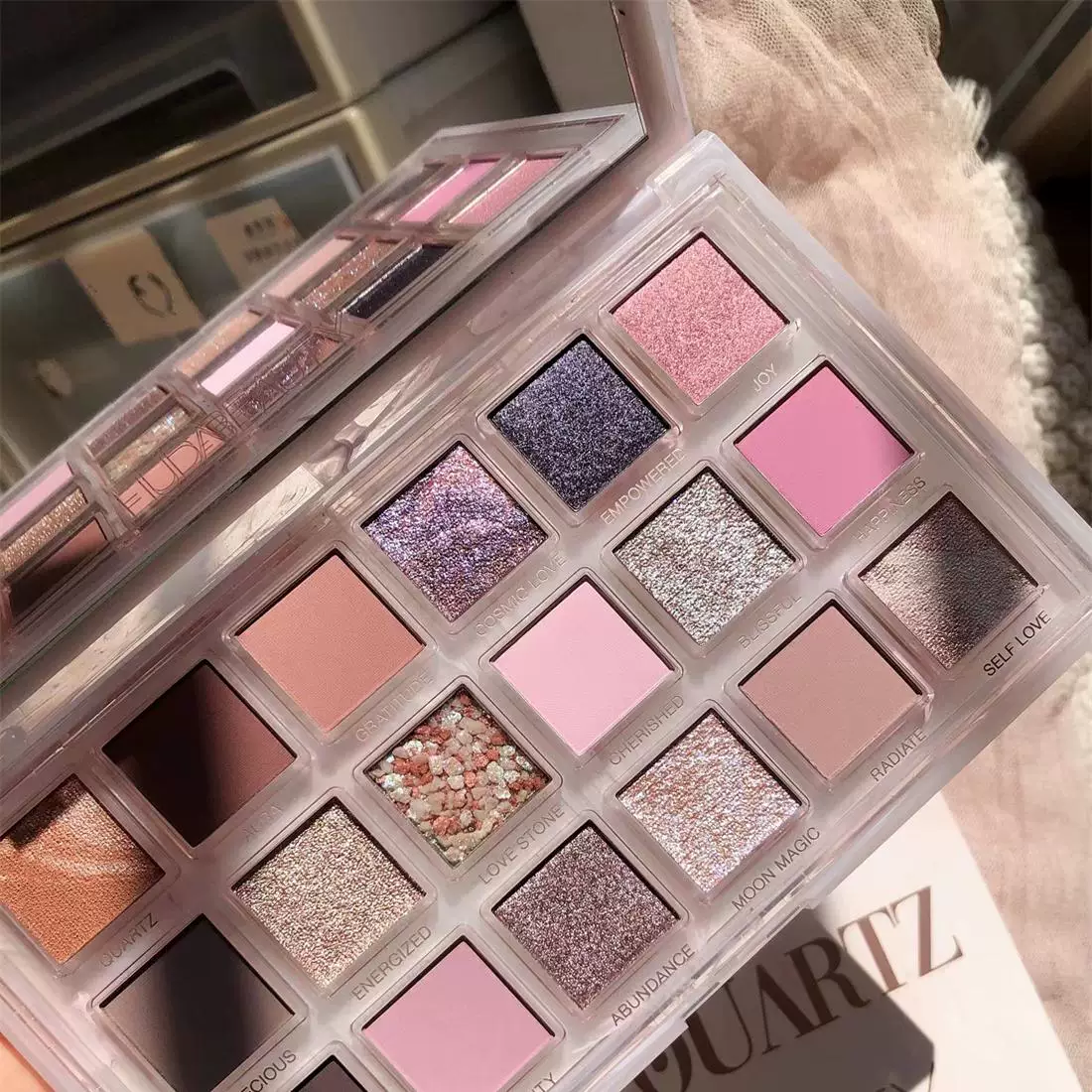 Многоцветная палетка теней для век 9 оттенков hudaBeauty