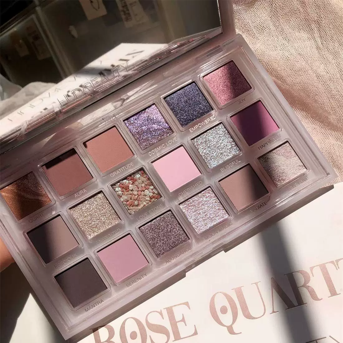 Многоцветная палетка теней для век 9 оттенков hudaBeauty
