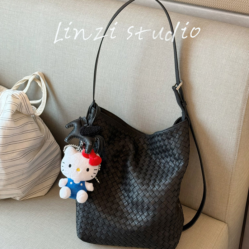 Linzi Niche Design Lazy Style Sheepskin Woven Bucket Bag Large Capacity Commuter Underarm Bag Single Shoulder Crossbody Bag